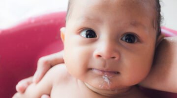 اسباب تقيؤ الرضيع بعد الرضاعة الطبيعية وعلاجها