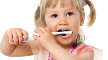 تنظيف أسنان الطفل بعمر سنة ونصف والأساليب الفاعلة للحفاظ عليها