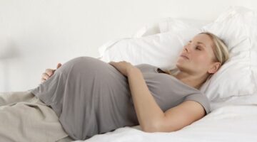 ماذا يحدث للجنين أثناء نوم الأم ..متى ينام الجنين في بطن أمه