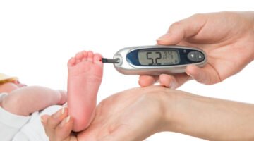 معدل السكر الطبيعي للطفل حديث الولادة و علاج نقص السكر  