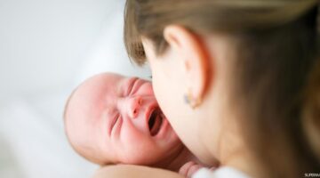 علاج امتناع الطفل عن الرضاعة الطبيعية وأسباب النفور من لبن الأم